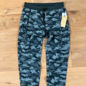 New Kyodan Outdoor Womens Capri Size Medium Lots of pockets Green Camo